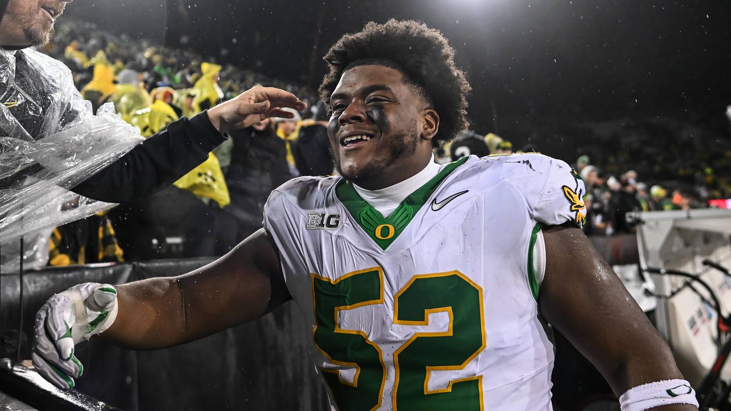 Oregon's A'Mauri Washington Doesn't Hold Back on UCLA's Wayne Knight
