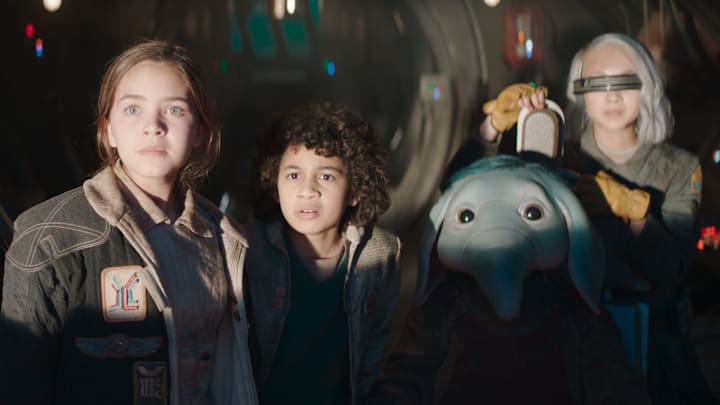 (L-R) SM-33 (Nick Frost), Fern (Ryan Kiera Armstrong), Wim (Ravi Cabot-Conyers), Neel (Robert Timothy Smith), KB (Kyriana Kratter) in Lucasfilm’s STAR WARS: SKELETON CREW, exclusively on Disney+. Photo courtesy of Lucasfilm. ©2024 Lucasfilm Ltd. & TM. All Rights Reserved.