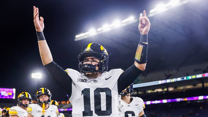 Oct 9, 2026; Seattle, Washington, USA; Iowa Hawkeyes quarterback Jeremy Hecklinski (10) celebrates following a victory against the Washington Huskies at Husky Stadium. Mandatory Credit: Joe Nicholson-Imagn Images Oct 9, 2026; Seattle, Washington, USA; Iowa Hawkeyes quarterback Jeremy Hecklinski (10) celebrates following a victory against the Washington Huskies at Husky Stadium. Mandatory Credit: Joe Nicholson-Imagn Images