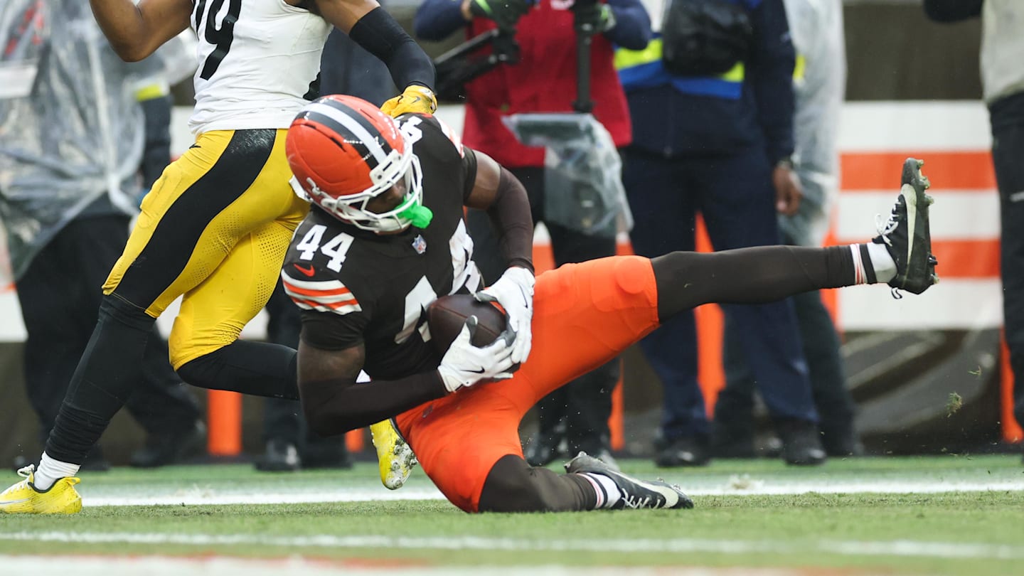 Browns standout rookie exits Steelers game early with groin injury