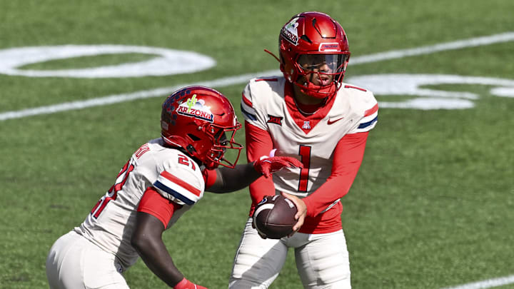 Oct 18, 2025; Houston, Texas, USA; Arizona Wildcats quarterback Noah Fifita (1) hands off the ball to running back Ismail Mahdi (21) during the first quarter at TDECU Stadium. Mandatory Credit: Maria Lysaker-Imagn Images 