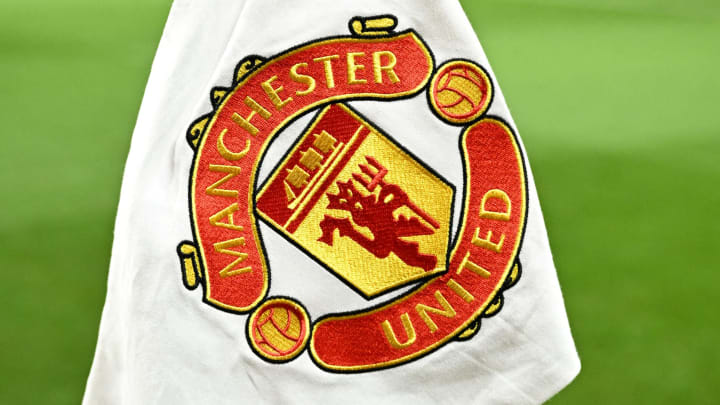 El escudo del Manchester United ha sido modificado en varias ocasiones desde su creación. El escudo del Manchester United ha sido modificado en varias ocasiones desde su creación.