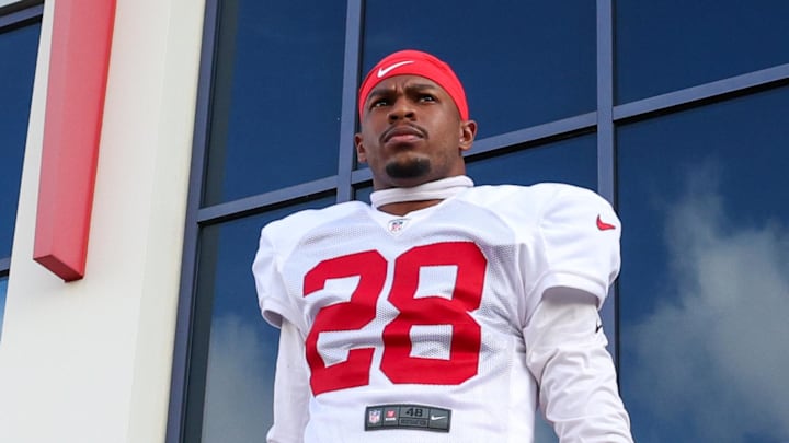 Tampa Bay Buccaneers safety Shilo Sanders warms up before training camp 