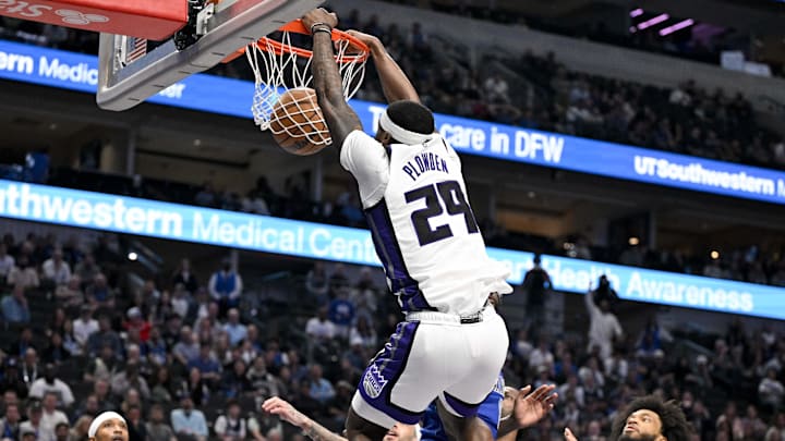 Feb 26, 2026; Dallas, Texas, USA; Sacramento Kings guard Daeqwon Plowden (29) dunks the ball against the Dallas Mavericks during the second half at the American Airlines Center.