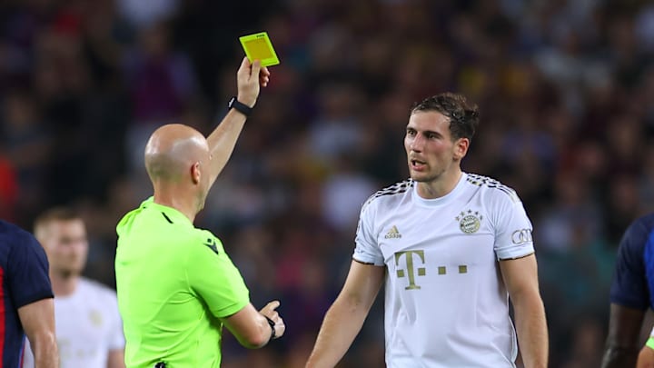 Anthony Taylor zeigt Leon Goretzka die Gelbe Karte.