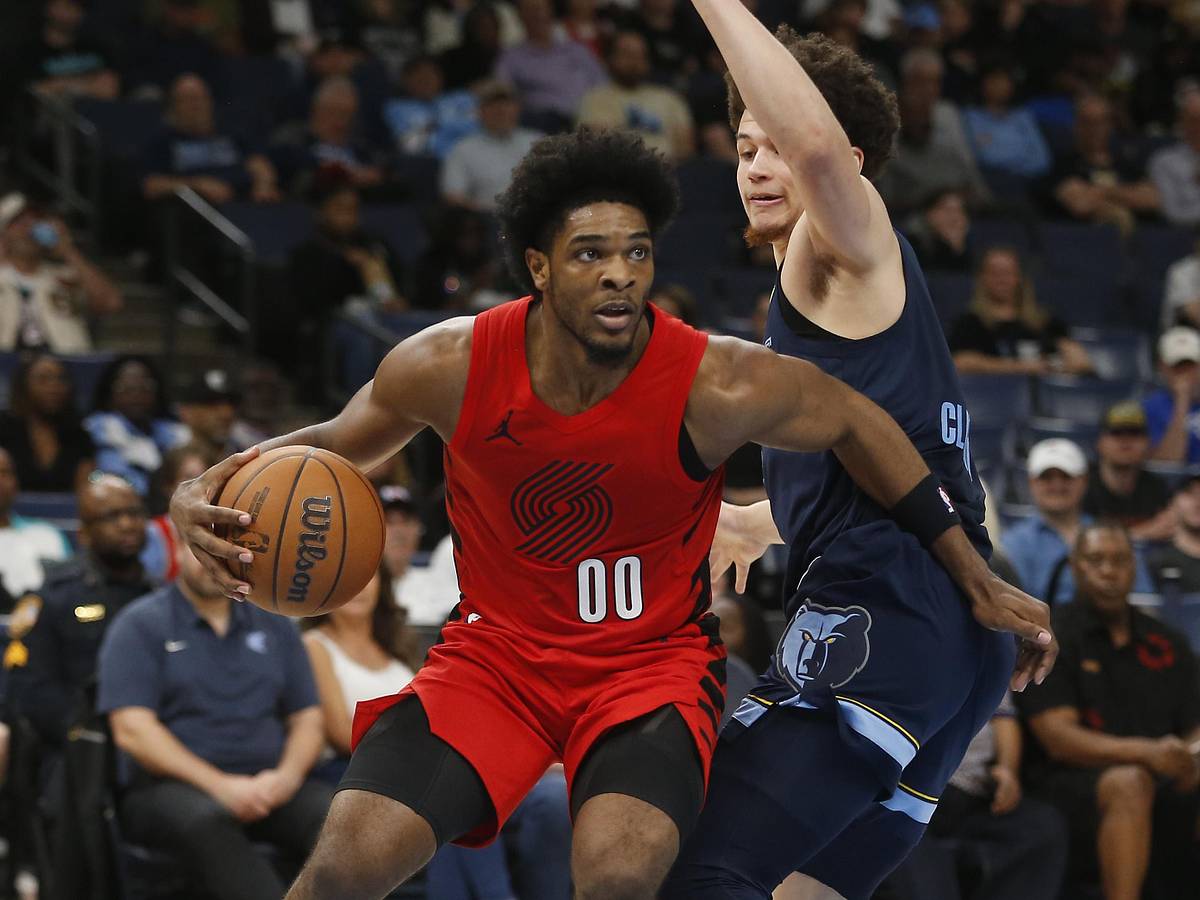 Scoot Henderson attacks in a Portland Trail Blazers uniform