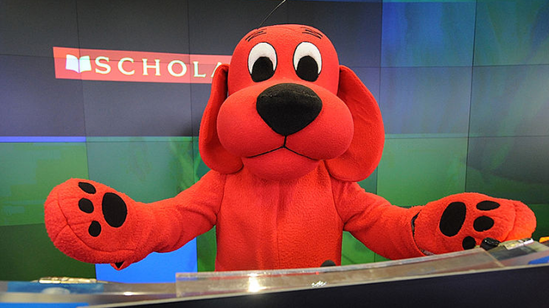 Включи большой 40. Красная собака. Картинки большой красный пес Клиффорд кинотеатрах.