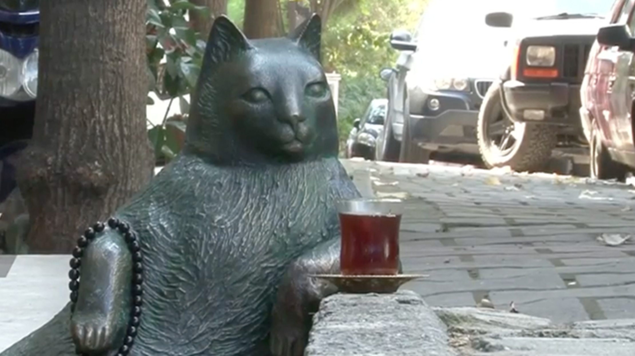 Turkish Officials Erect Statue Honoring Beloved Street Cat Mental Floss