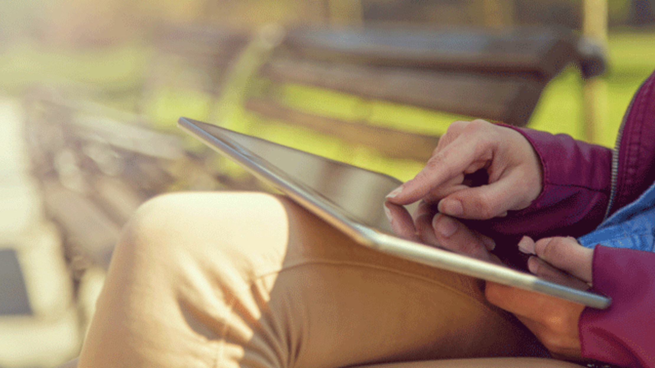 study-suggests-screen-reading-makes-us-lose-the-big-picture-mental-floss