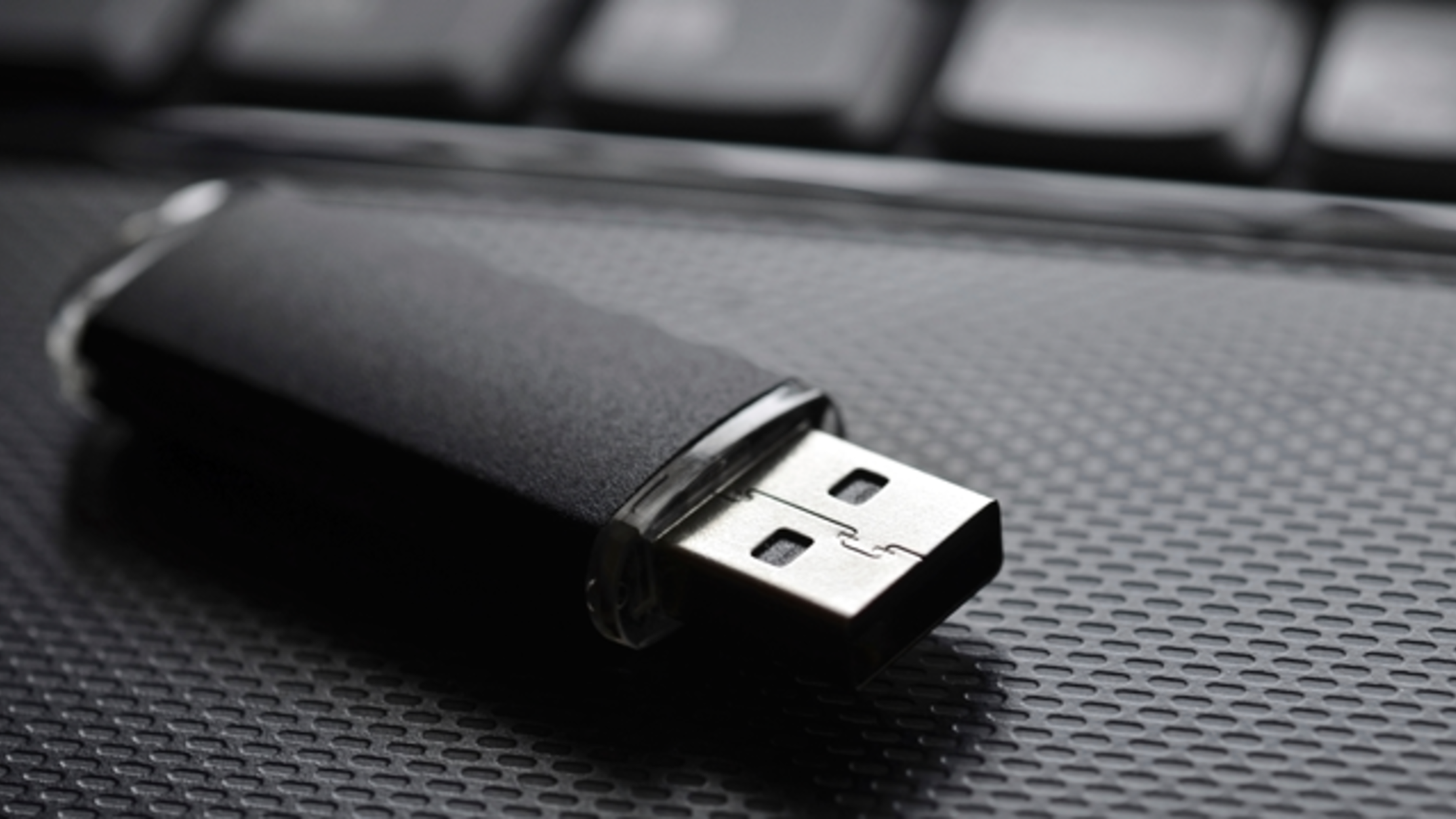 Dumb, Nosy People Plug in Random Found USB Drives, Study Shows Mental