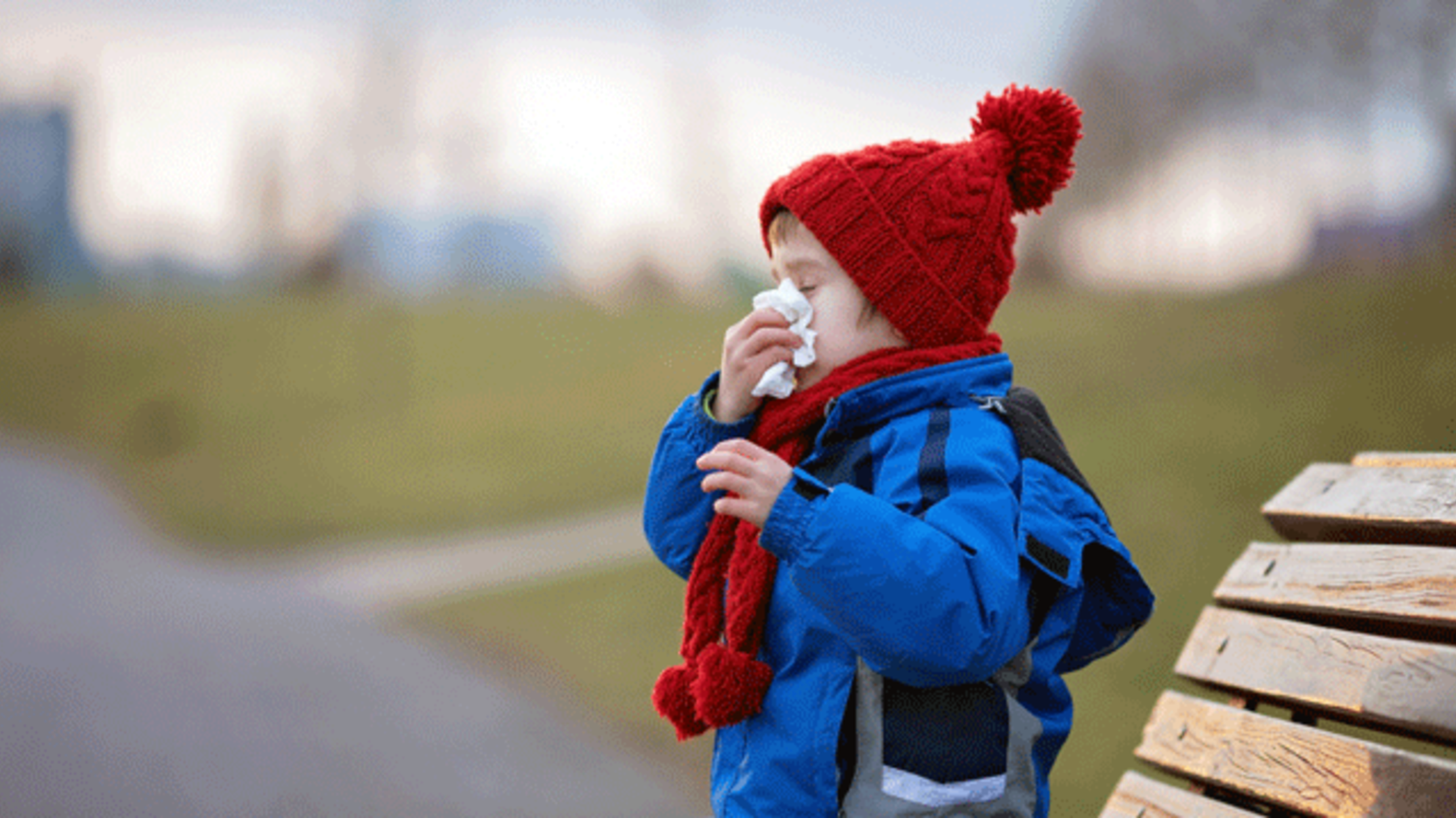 Можно ли гулять больному. Ребенок кашляет осень. Прогулки ребенка во время насморка. Можно ли гулять с ребенком при кашле и насморке.