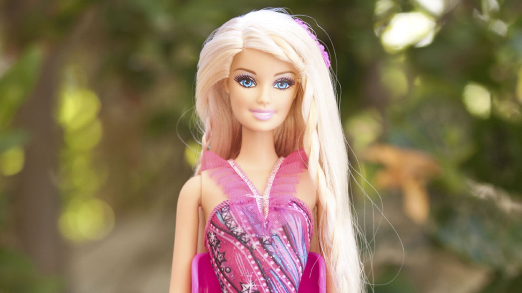 Кукла барби дай. Барби. Барби интересные факты. Барби блондинка с зелеными глазами.