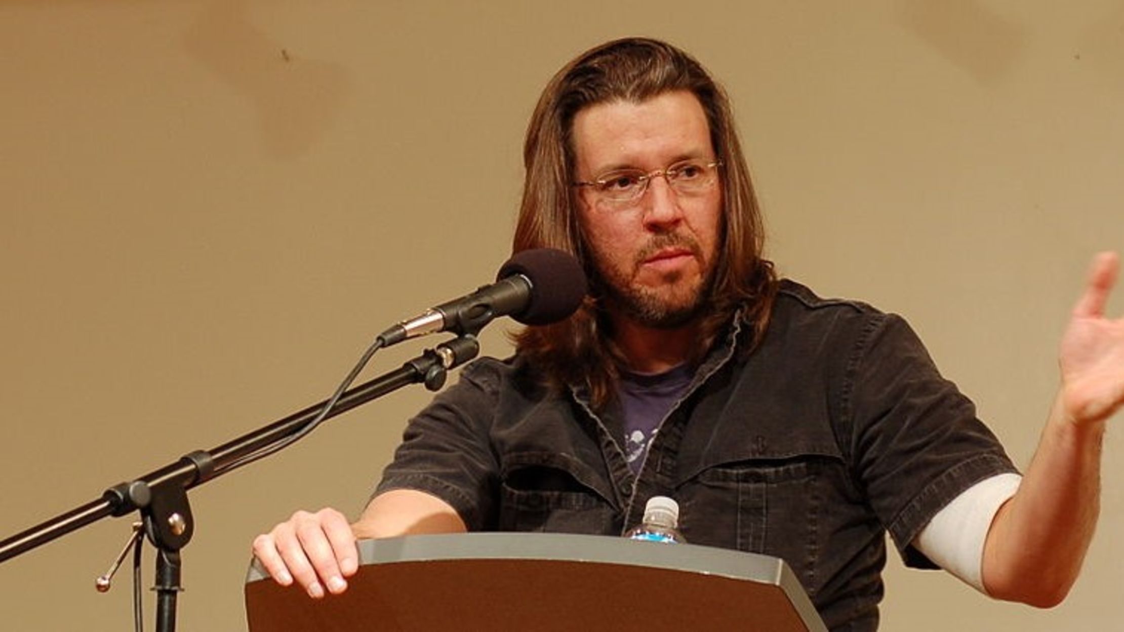 Дэ́вид фо́стер уо́ллес. David a. David parland молодой. David from. David brooks journalist.