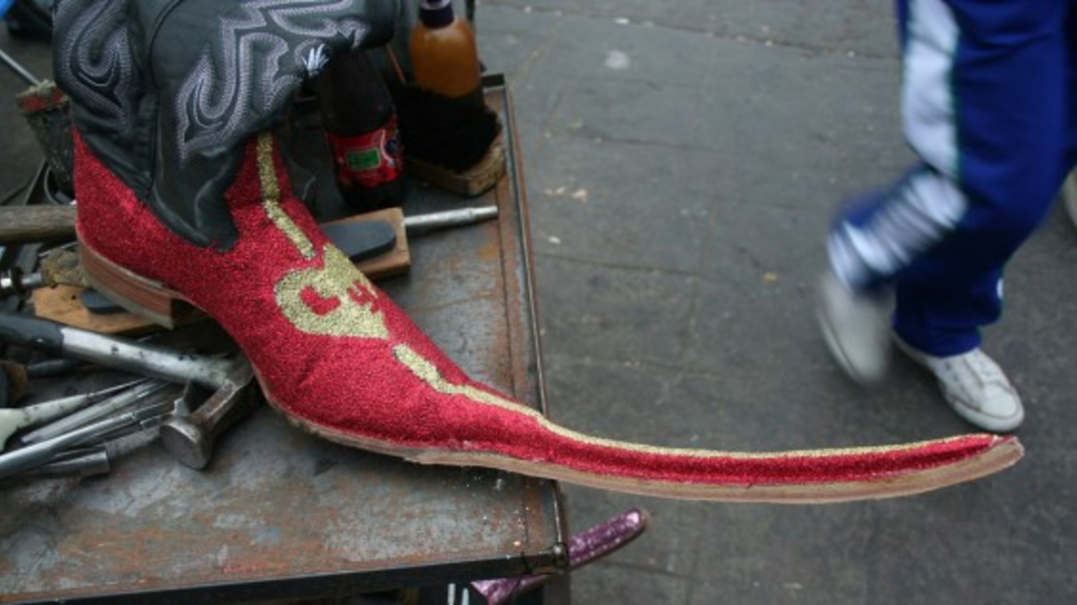 11 Weird Fashion And Beauty Trends From Around The World Mental Floss There have been some pretty weird and wonderful beauty trends in 2016, from rainbow highlighter to overlining lips à la kylie jenner. 11 weird fashion and beauty trends from