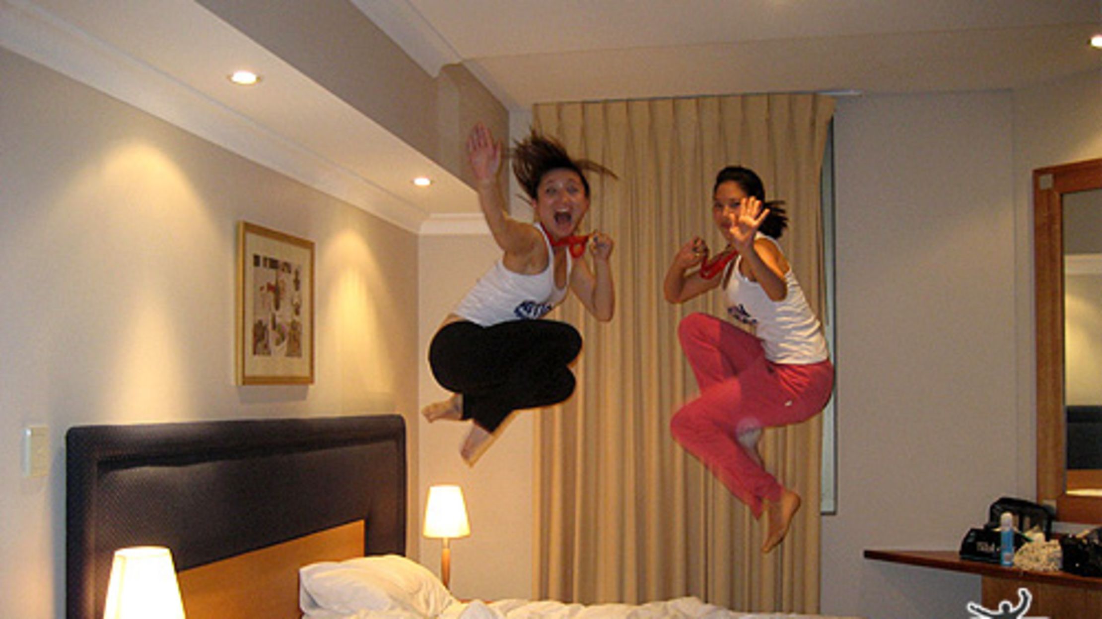 Прыжок на кровать в отеле