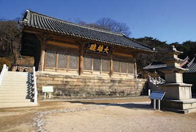 The Sudeok temple.&nbsp;Culturalcorpsofkoreanbuddhism&nbsp;via Wikimedia // CC BY-SA 4.0
