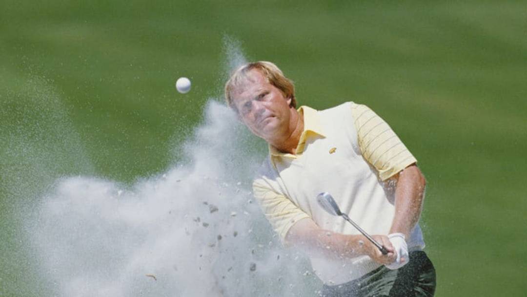 Jack Nicklaus of the United States chips out of the sand bunker on 10th April 1986 during the US Masters Golf Tournament at the Augusta National Golf Club in Augusta, Georgia, United States. (Photo by David Cannon/Getty Images)