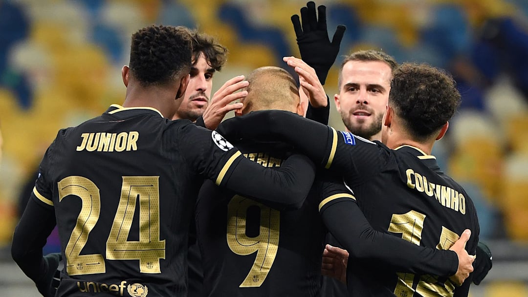 Barcelona sukses mengatasi perlawanan Dynamo Kyiv dengan skor 4-0. Barcelona sukses mengatasi perlawanan Dynamo Kyiv dengan skor 4-0.