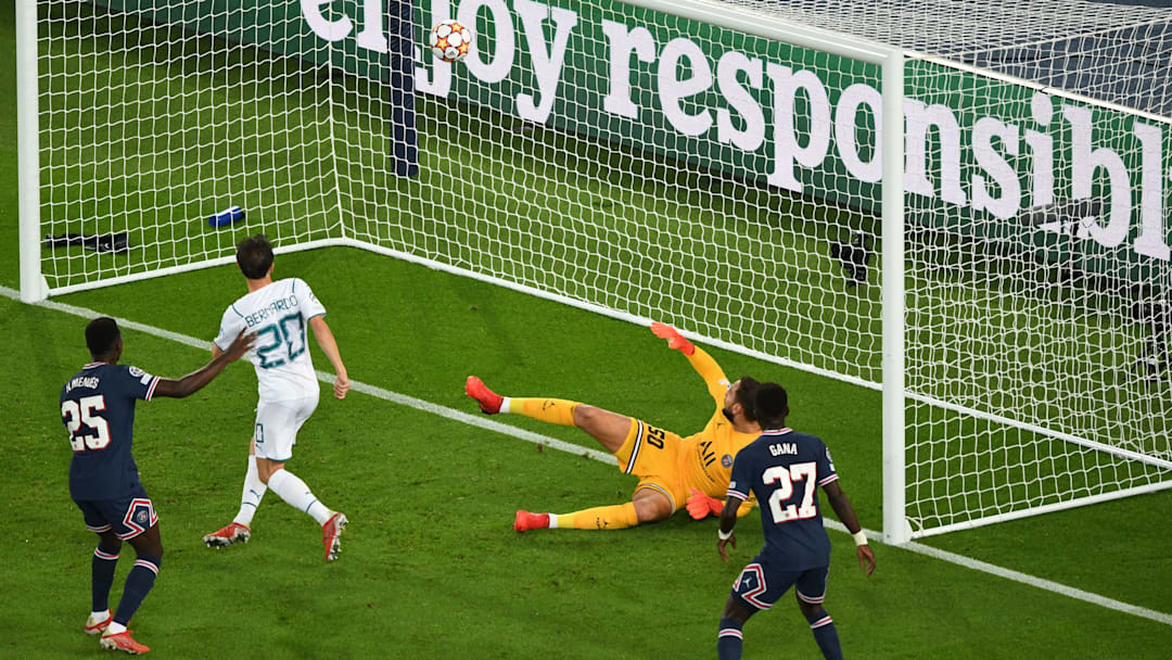 Bernardo Silva loupe l'égalisation face au PSG Bernardo Silva loupe l'égalisation face au PSG