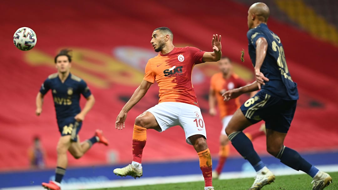 Marcel Tisserand, Younes Belhanda'yı marke ediyor. Marcel Tisserand, Younes Belhanda'yı marke ediyor.