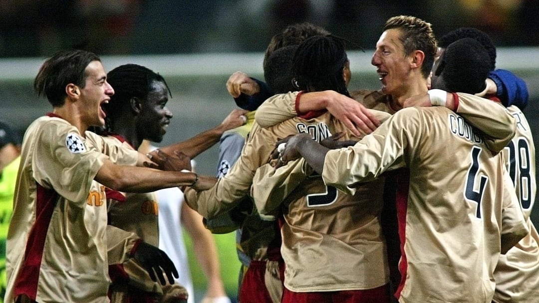 Le RC Lens en 2002 face au Milan AC en Ligue des Champions. Le RC Lens en 2002 face au Milan AC en Ligue des Champions.