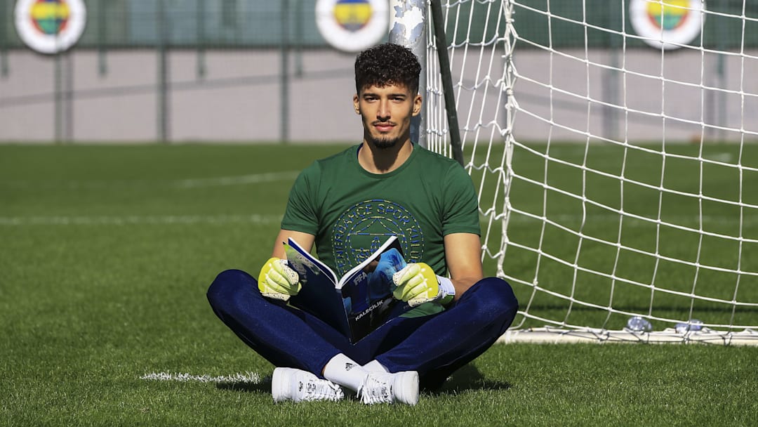 Altay Bayındır kalenin önünde poz veriyor. Altay Bayındır kalenin önünde poz veriyor.