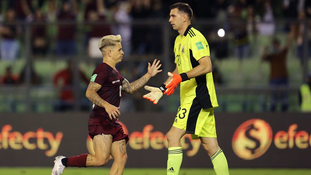 Emiliano Martínez no pudo frenar el penal de Soteldo Emiliano Martínez no pudo frenar el penal de Soteldo