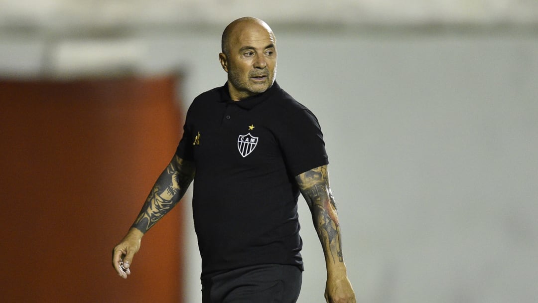 Jorge Sampaoli a coaché l'Atletico Mineiro de 2020 à aujourd'hui, pour un bilan de 25 victoires, 9 nuls et 10 défaites