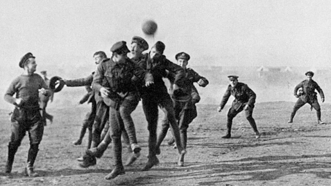 Les soldats allemands et britanniques ont lâché les armes pour jouer au football. 