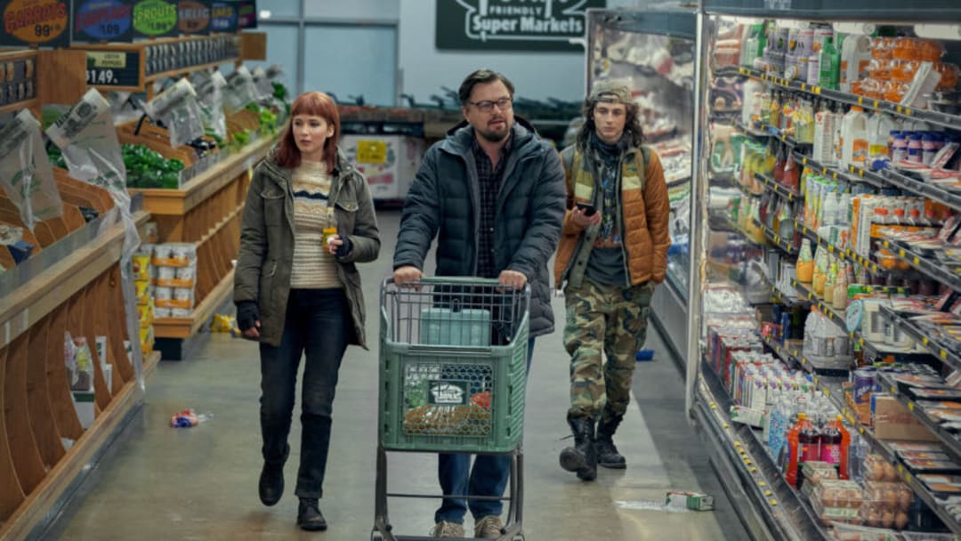 DON'T LOOK UP (L to R). Jennifer Lawrence as Kate Dibiasky, Leonardo DiCaprio as Dr. Randall Mindy, and Timothée Chalamet as Yule. Cr. Niko Tavernise / Netflix © 2021