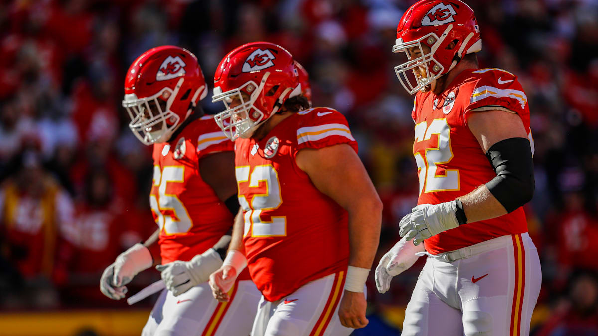 Joe Thuney's exit leaves Creed Humphrey and Trey Smith with a significant  burden