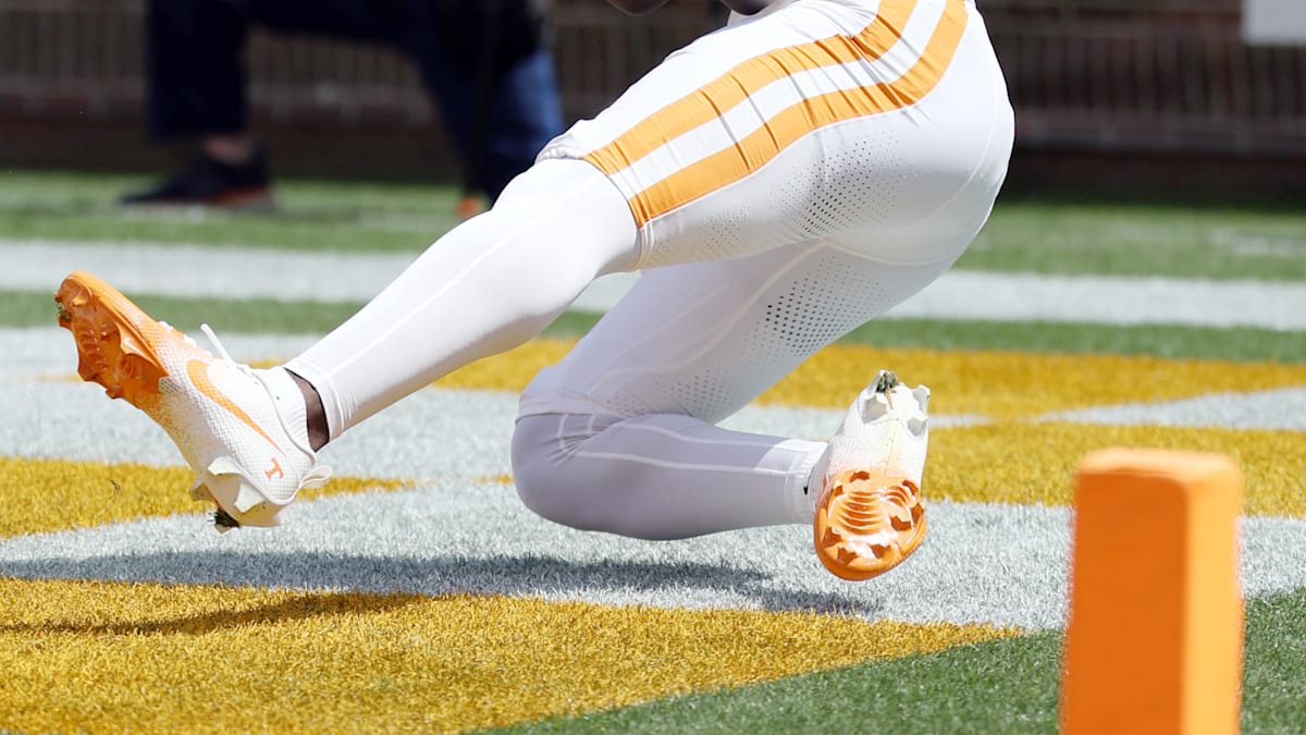 Watch Tennessee freshman make amazing Odell Beckham-type catch at