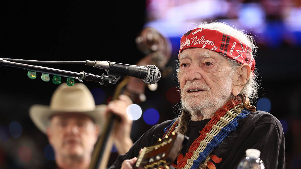 ミュージシャン 70s Willie Nelson Rolling Smoke revue T Willie Nelson can't do what he is famous for anymore (but he hasn