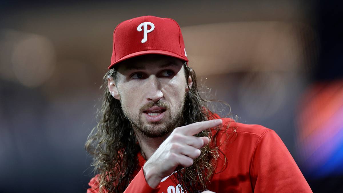 Phillies' long-haired lefty obliterates ex-MLBer Jeff Frye over