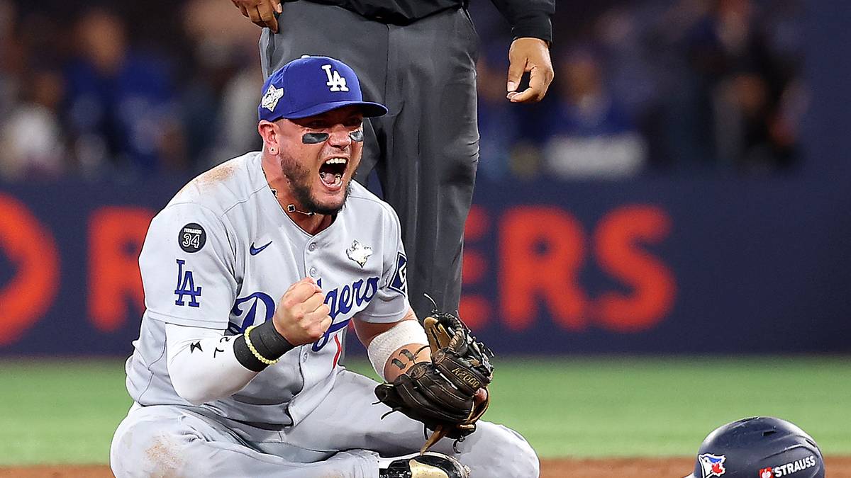 Joe Davis' electric call of Dodgers' Game 6 miracle double play