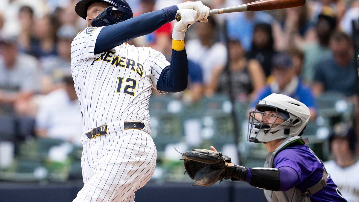 Brewers return big bat to their roster ahead of Tuesday night