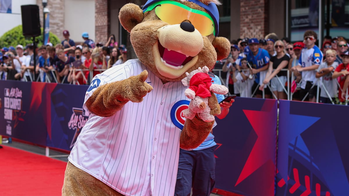 Alex Bregman's Son And Cubs Mascot Share Heartwarming Moment During Wrigley  Arrival