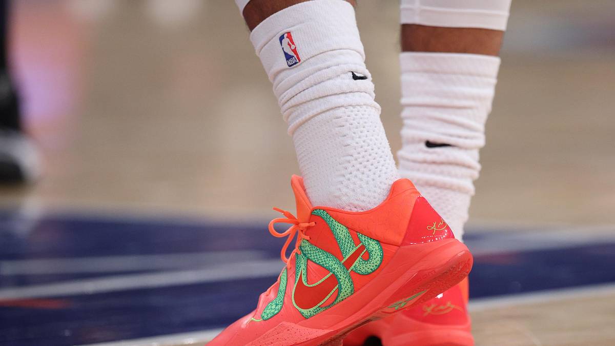Nike Red Basketball Shoes with Neon Green Accents Sneakers Release – Nike Zoom Freak 3 x UNO “  main image 3