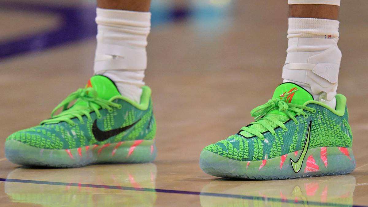 カ*メ様 Nike ja3 クリスマス　バッシュ Ja Morant Unwraps More Nike Ja 3 Christmas Colorways