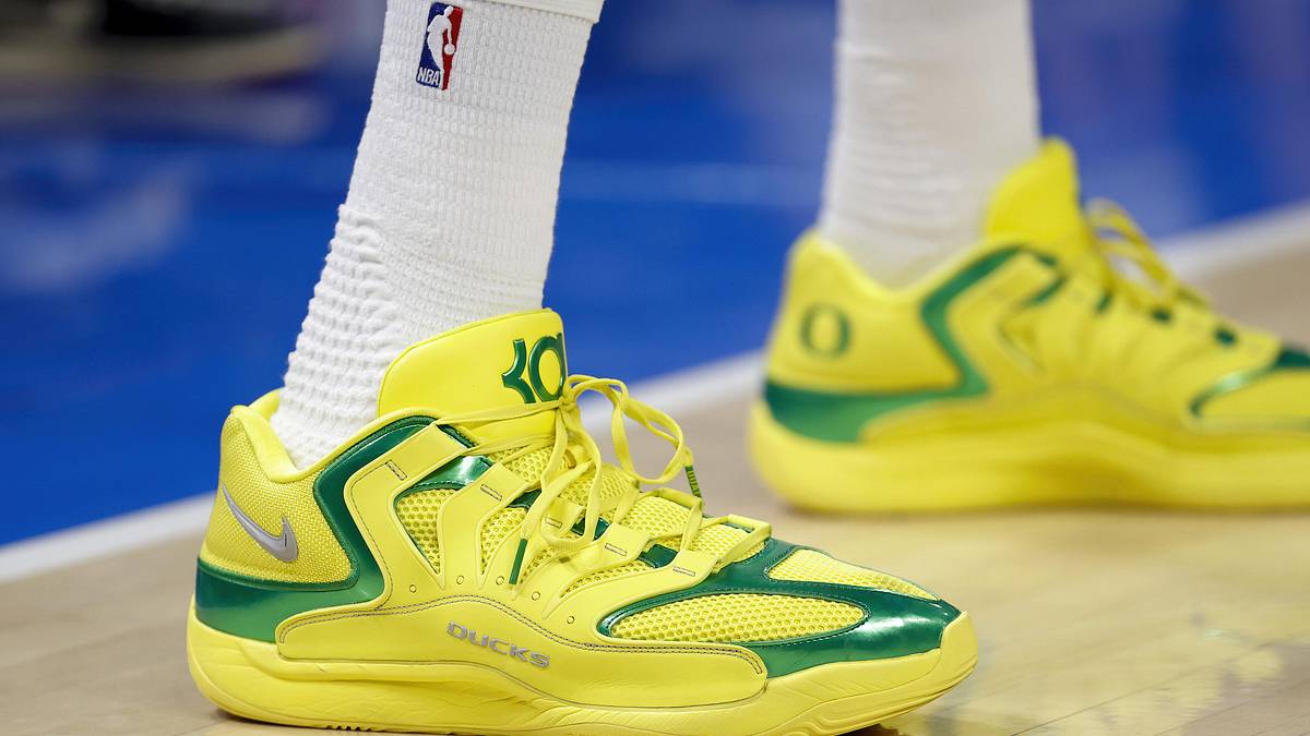Oregon Ducks Unveil 21 Nike Sneakers for March Madness