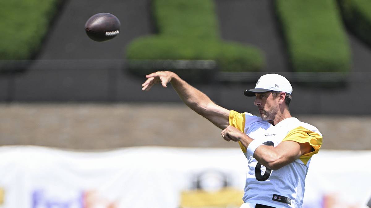 Aaron Rodgers Gave Simple Reason for Taking Discount on Steelers Contract