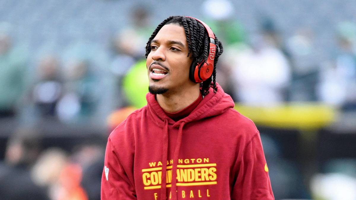 Jayden Daniels' mom flexes over-the-top No. 5 Commanders puffer for Eagles  game