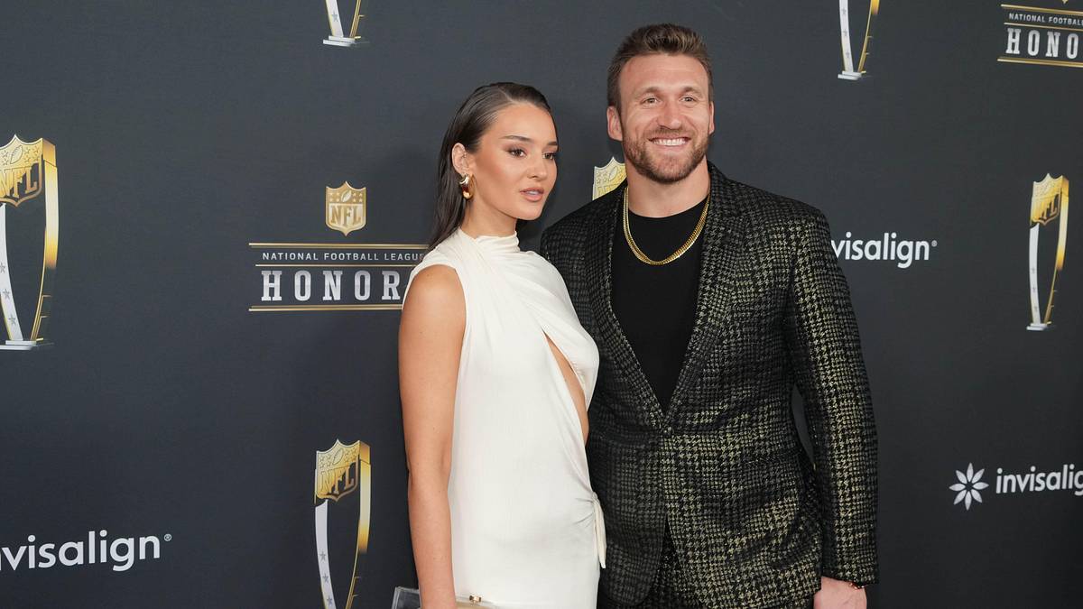 49ers WAG Kristin Juszczyk, hubby Kyle recreate adorable couple's photo from 2016