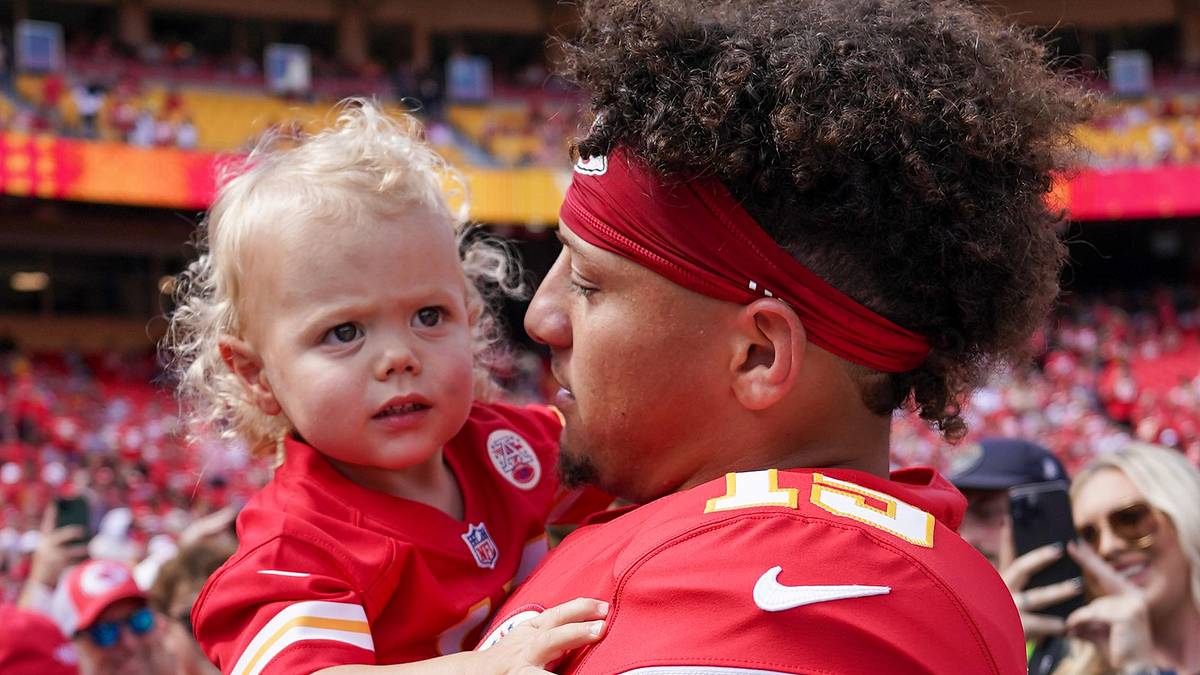 Brittany Mahomes shows off Patrick in awesome dad moment with kids Bronze,  Sterling