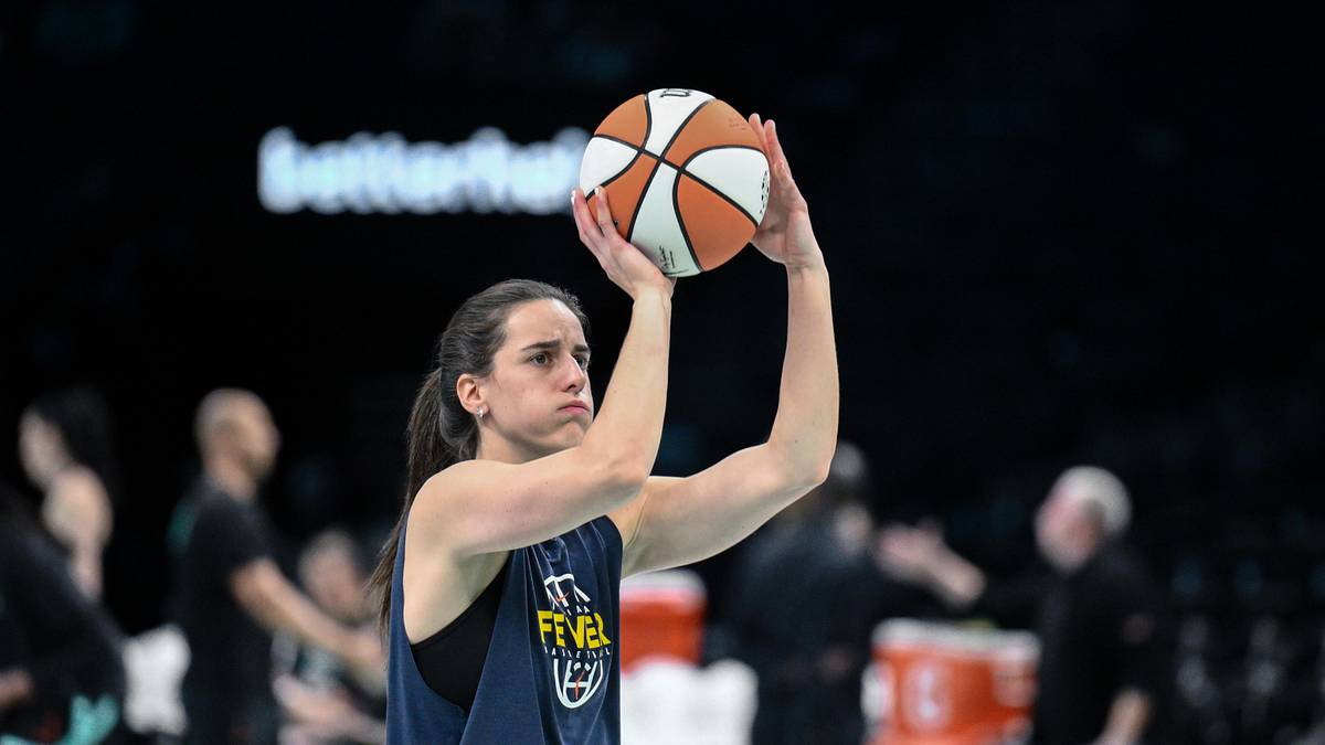 Fever Coach Shrugs Off Caitlin Clark's Shooting Struggles vs Liberty