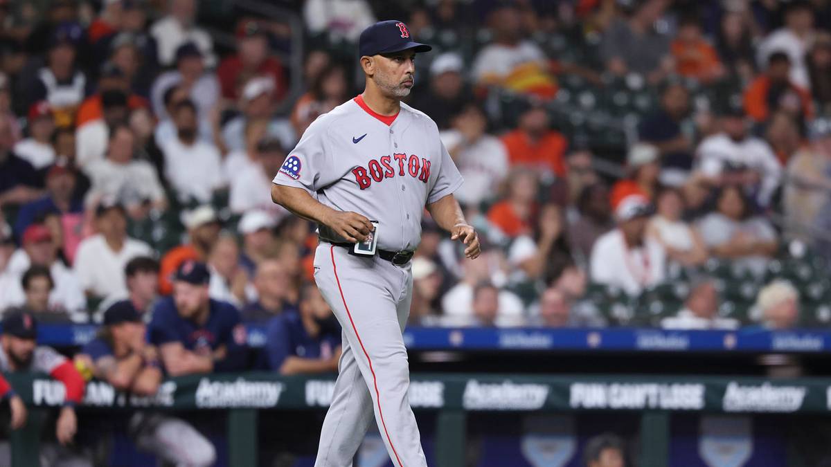 Phillies Expected To Beat Out Rivals To Hire Alex Cora as Manager