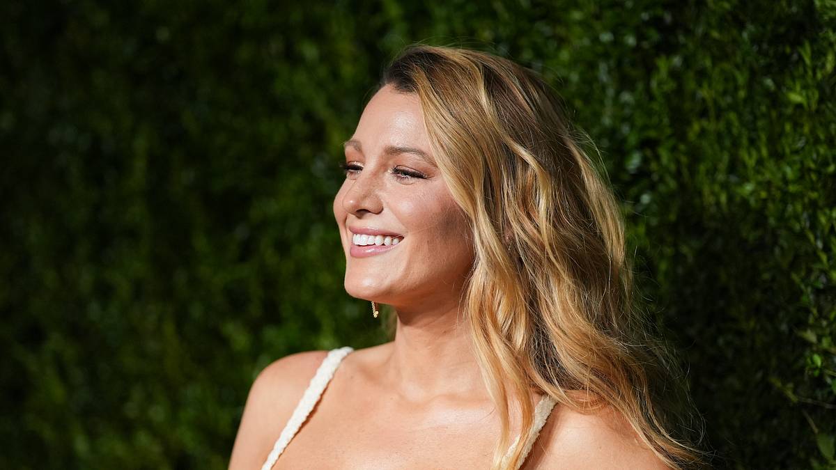 Blake Lively Brings Ladylike Elegance to New York City for the Holidays Blake Lively Brings Ladylike Elegance to New York City for the Holidays