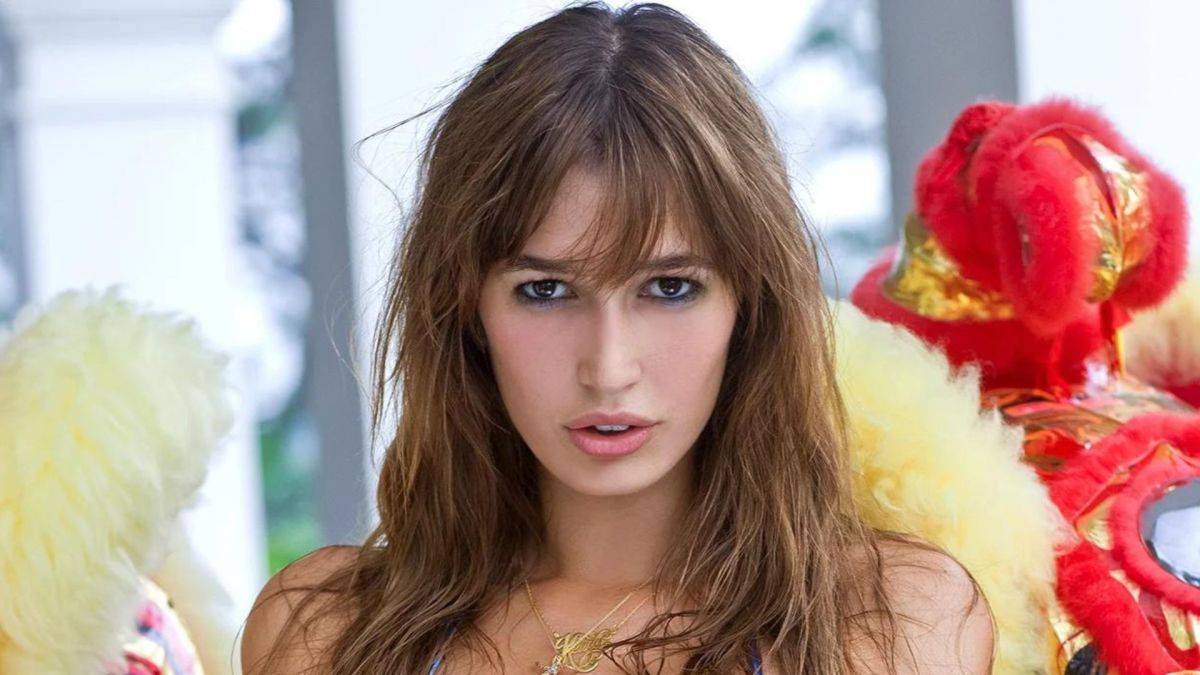 10 Striking Photos of Tunisian Model Kenza Fourati in Singapore