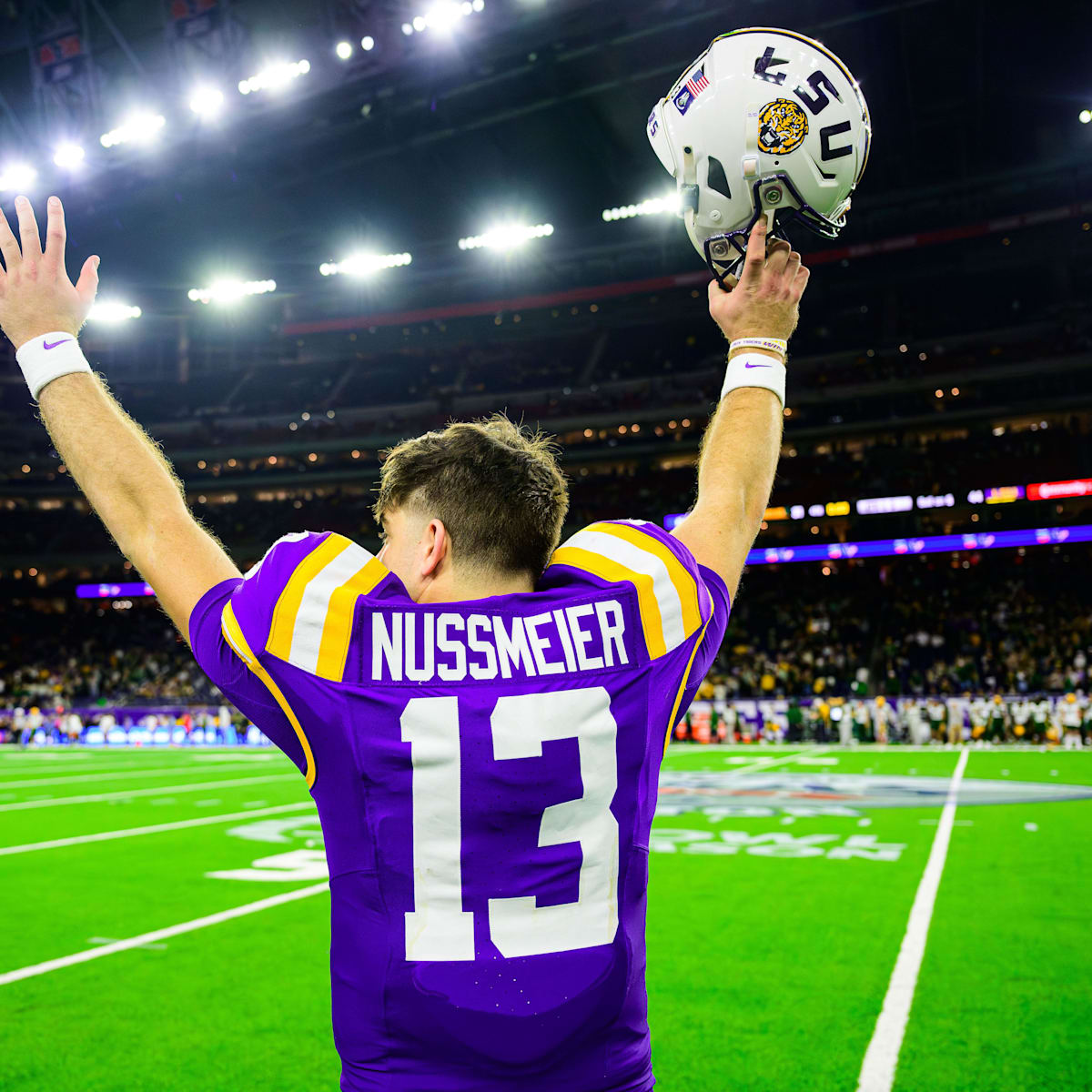 Garrett Nussmeier is garnering Heisman Buzz for 2025 and he may just win  the Award