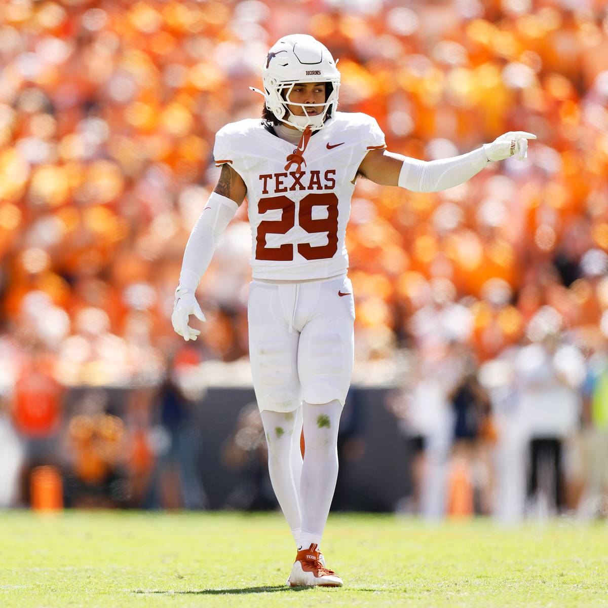 Texas Longhorns eye a new ballhawk in 4-star safety Savion James from class of 2028